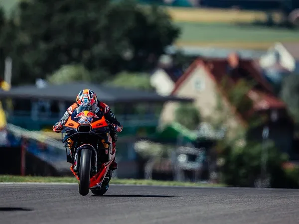 KTM sebut Jack Miller masih belum terbiasa dengan motor barunya.