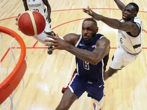 Dipimpin oleh Lebron James, tim AS difavoritkan bakal meraih emas di cabor bola basket Olimpiade Paris 2024. (Foto: AP)