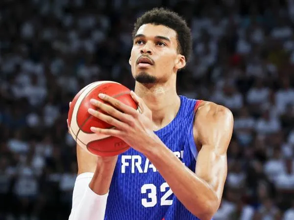 Victor Wembanyama bukan hanya pemain kunci bagi kontingen Prancis, tetapi juga menjadi daya tarik utama bagi para penggemar di seluruh dunia. (Foto: AFP)