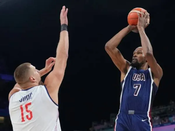 Kevin Durant (kanan) menyumbang 23 poin dari bangku Cadangan saat AS mengalahkan Serbia 110-84 di babak penyisihan bola basket Olimpiade 2024 pada Minggu (28/7). (Foto: AP)