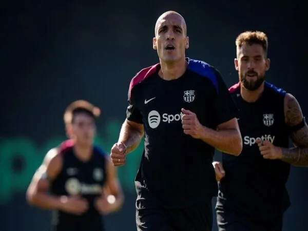 Oriol Romeu dilaporkan menolak kans untuk bergabung ke Napoli musim panas ini dan memilih untuk memperjuangkan tempatnya di Barcelona / via Getty Images