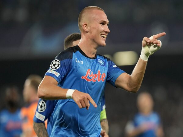 Gabung Rennes, Leo Ostigard Resmi Tinggalkan Napoli