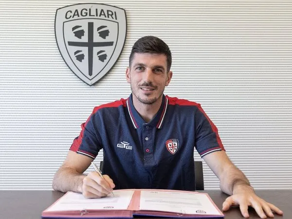 Kiper Cagliari yaitu Simone Scuffet, dilaporkan masuk dalam radar AC Milan menyusul cedera pergelangan tangan yang dialami oleh Marco Sportiello / via Cagliari Calcio
