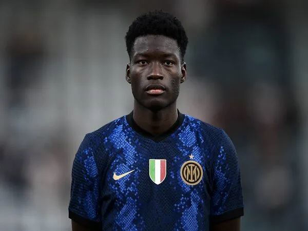 Sevilla dilaporkan kiat dekat untuk menuntaskan transfer Lucian Agoume dari Inter Milan / via Getty Images
