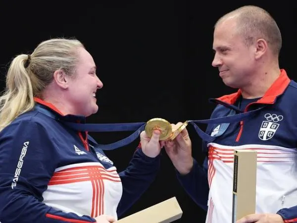 Zorana Arunovic (kiri) dan Damir Mikec merayakan medali emas mereka setelah memenangi nomor menembak 10m air pistol beregu campuran di Olimpiade Paris. (Foto: Xinhua)