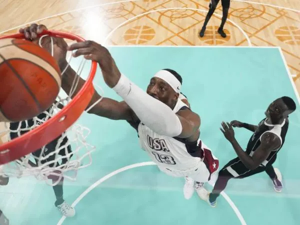 Bam Adebayo mencetak 18 poin saat AS mengalahkan Sudah Selatan 103-86 pada Rabu (31/7) malam untuk memastikan tiket ke perempat final bola basket putra Olimpiade Paris. (Foto: AP)