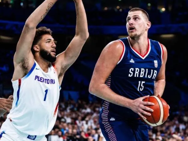 Nikola Jokic (kanan) hampir membukukan triple double ketika Serbia mengalahkan Puerto Riko 107-66 pada pertandingan bola basket putra Olimpiade Paris. (Foto: AP)