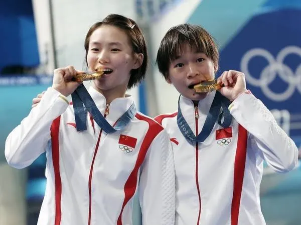 Peraih medali emas Chen Yuxi/Quan Hongchan berpose setelah memenangi final menara 10 meter sinkronisasi putri di Olimpiade Paris 2024 pada Rabu (31/7). (Foto: Xinhua)