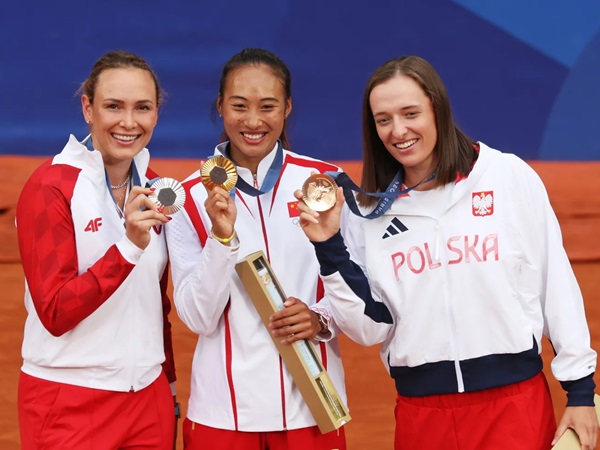 Hasil Olimpiade 2024: Zheng Qinwen Torehkan Sejarah Usai Sabet Medali Emas