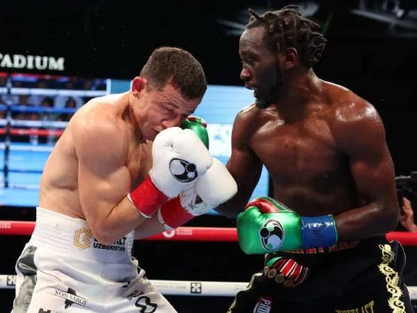 Terence Crawford (kanan) dan Israil Madrimov. (Foto: Matchroom Boxing)