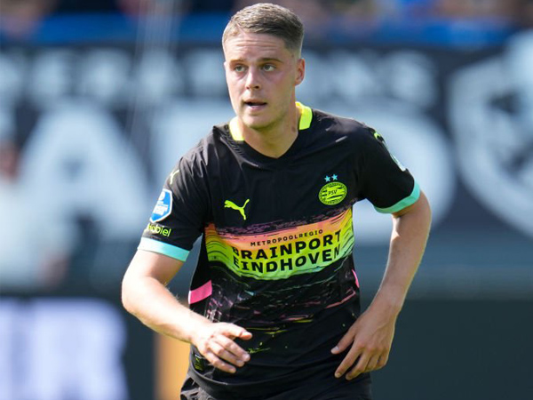 Butuh Gelandang Baru, Man United Tertarik Rekrut Joey Veerman