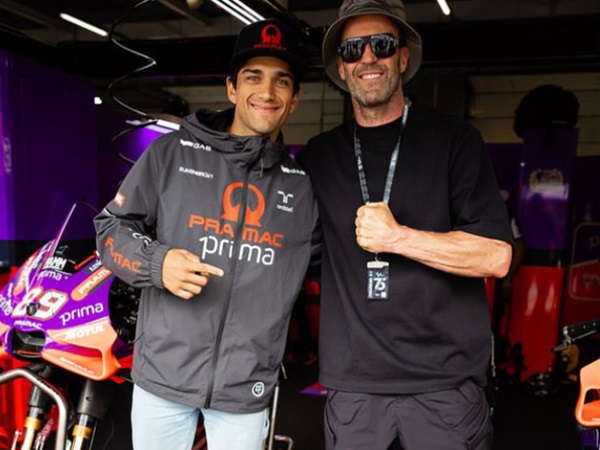 Jason Statham Menyambangi Garasi Tim MotoGP di Silverstone