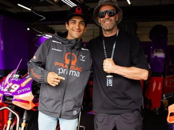Jason Statham Menyambangi Garasi Tim MotoGP di Silverstone