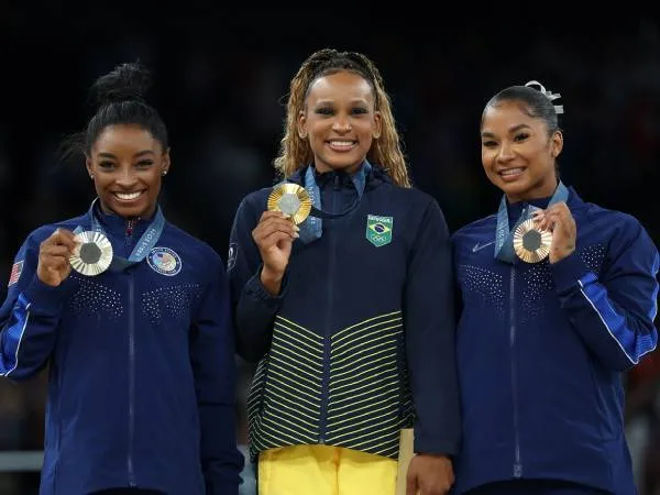 Simone Biles (kiri) berpose dengan peraih emas Rebeca Andrade dan Jordan Chiles yang meraih petunggu nomor senam lantai Olimpiade Paris pada Senin (5/8). (Foto: Xinhua)