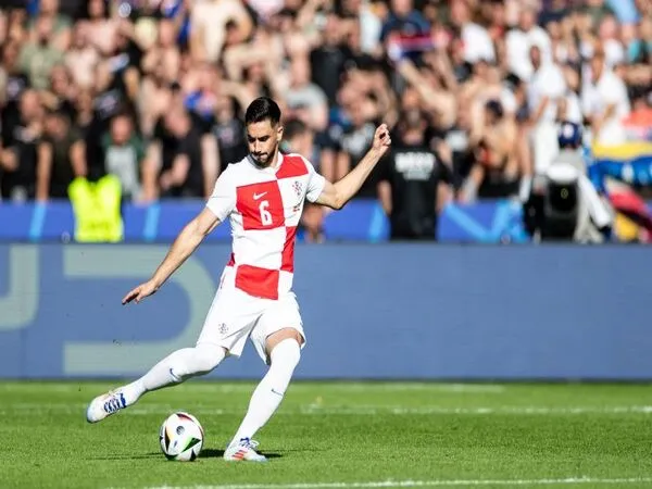 Juventus dilaporkan beralih mengincar bek Timnas Kroasia Josip Sutalo, setelah gagal mendatangkan Jean-Clair Todibo dari Nice / via IMAGO