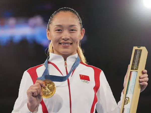 Chang Yuan melakukan selebrasi setelah mengamankan medali emas kelas 54kg putri di Olimpiade Paris, Kamis (8/8) malam. (Foto: Xinhua)