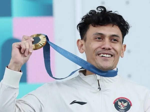 Atlet panjat tebing Veddriq Leonardo berpose dengan medali emasnya yang menjadi emas pertama Indonesia di Olimpiade 2024 pada Kamis (8/8). (Foto: Xinhua)