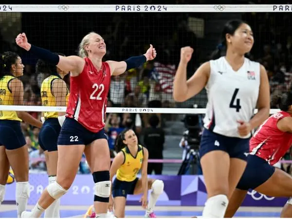 Kathryn Plummer dan pemain AS lainnya meluapkan kegembiraan setelah mengalahkan Brasil di semifinal bola voli putri Olimpiade Paris pada Kamis (8/8). (Foto: AP)