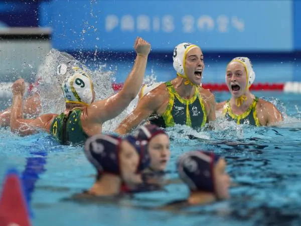 Tim polo air putri Australia melakukan selebrasi setelah memenangi pertandingan semifinal melawan juara bertahan AS di Olimpiade Paris pada Kamis (8/8). (Foto: AP)