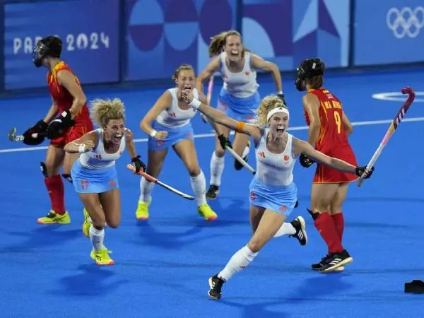 Para pemain Belanda meluapkan kegembiraan setelah mengalahkan China di final hoki lapangan putri Olimpiade Paris pada Jumat (9/8). (Foto: AP)