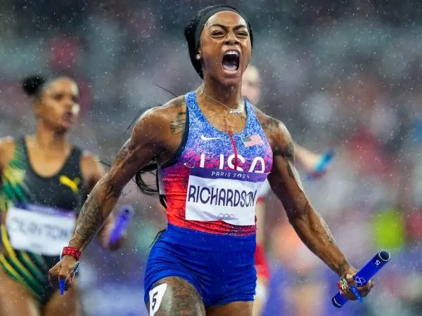 Sha'Carri Richardson melakukan selebrasi setelah memastikan Amerika Serikat meraih gelar juara lari estafet 4x100m putri di Olimpiade Paris pada Jumat (9/8). (Foto: AP)