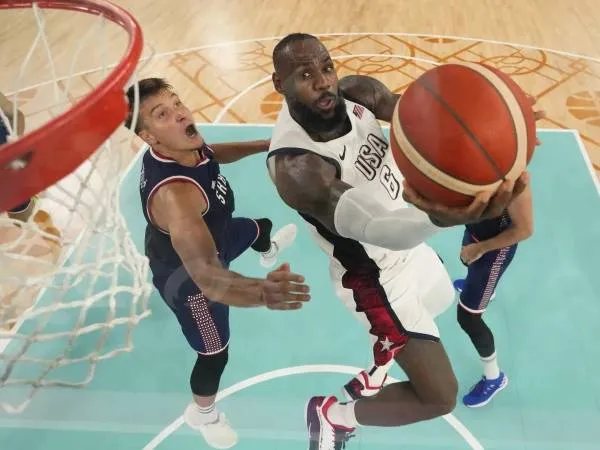 LeBron James beraksi saat AS mengalahkan Serbia di semifinal bola basket putra Olimpiade Paris. (Foto: AP)
