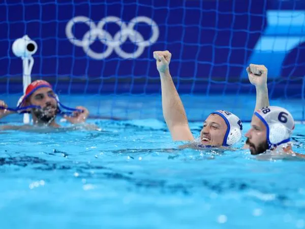 Para pemain Serbia melakukan selebrasi setelah memenangkan pertandingan semifinal polo air putra melawan AS di Olimpiade Paris pada Jumat (9/8). (Foto: AP)