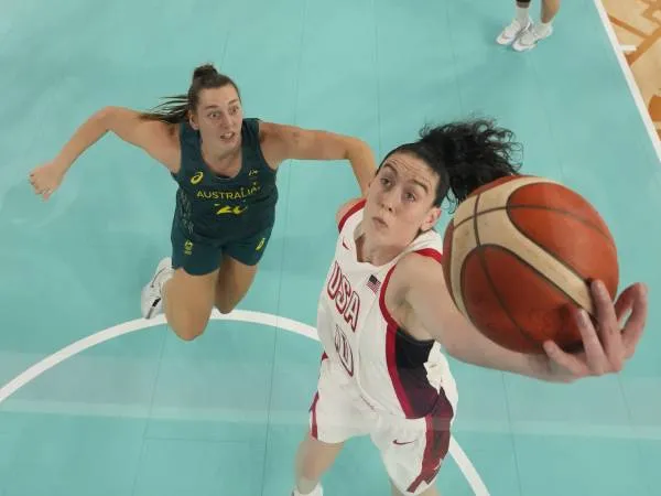 Breanna Stewart (kanan) mencetak 16 poin untuk memimpin AS mengalahkan Australia 85-64 di semifinal bola basket putri Olimpiade pada Jumat (9/8) malam. (Foto: AP)