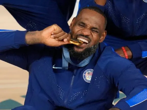LeBron James melakukan selebrasi setelah mendapatkan emas ketiga dari empat Olimpiade yang diikutinya. (Foto: AP)