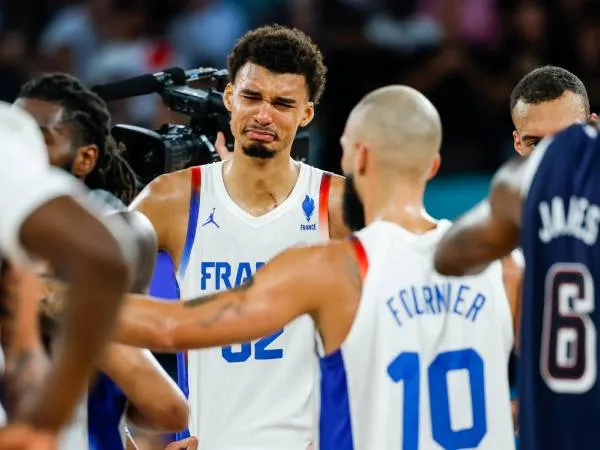 Victor Wembanyama nampak meneteskan air mata setelah Prancis dikalahkan AS di final bola basket putra Olimpiade Paris. (Foto: AP)