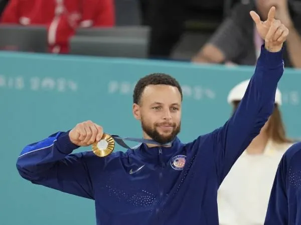 Stephen Curry menyumbangkan total 17 tembakan tiga angka dan 60 poin dalam dua pertandingan terakhir AS di Olimpiade Paris. (Foto: AP)
