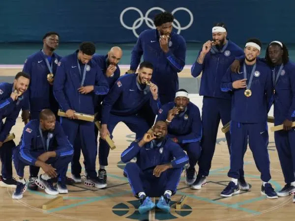 Stephen Curry (paling kiri) dan para pemain AS berpose setelah upacara pengalungan medali usai memenangi final bola basket putra Olimpiade Paris pada Sabtu (10/8). (Foto: AP)