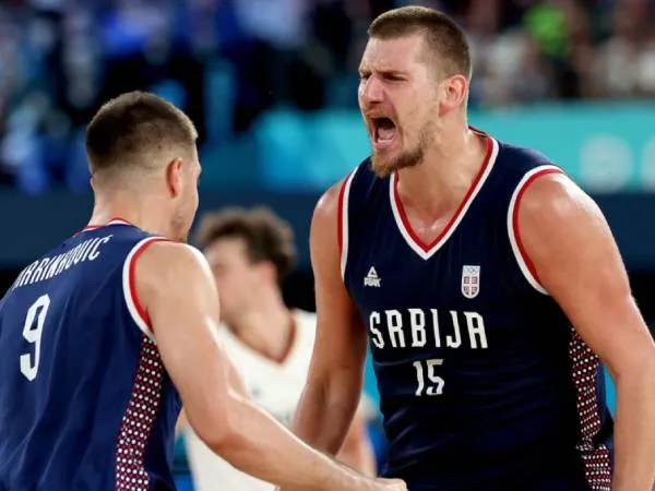 Nikola Jokic (kanan) meluapkan kegembiraan setelah memastikan medali perunggu bagi Serbia di Olimpiade Paris dengan mengalahkan Jerman pada Sabtu (10/8). (Foto: Reuters)