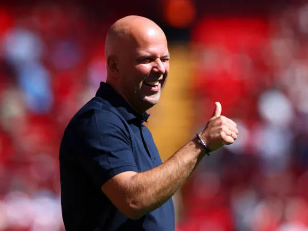 Arne Slot Tertawa Tanggapi Spekulasi Transfer Martin Zubimendi ke Liverpool