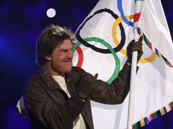 Bintang film Tom Cruise membuat heboh saat membawa bendera Olimpiade di upacara penutupan Olimpiade 2024. (Foto: ESPN)