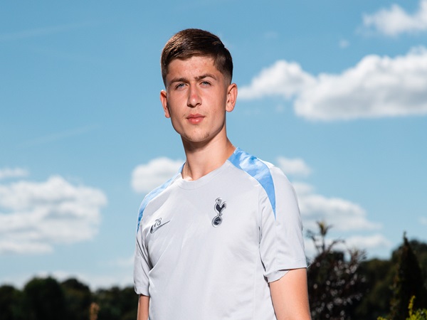 Teken Kontrak Profesional Pertamanya di Tottenham, Moore Marasa Luar Biasa