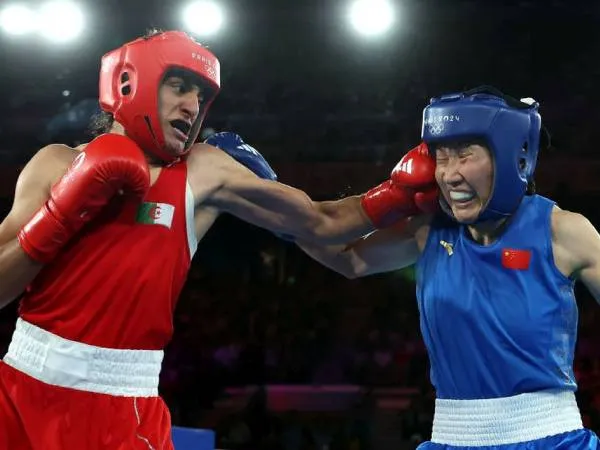 Kalau saja Yang Liu (kanan) mengalahkan Imane Khelif di final, China akan berada di urutan pertama dalam tabel perolehan medali Olimpiade Paris. (Foto: AP)