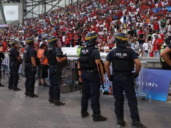 Aparat kepolisian berjaga di salah satu pertandingan sepakbola di Olimpiade Paris. (Foto: AFP)