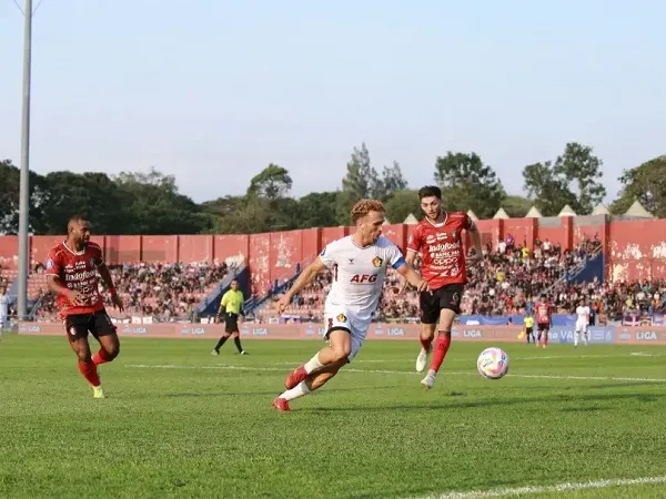Gelandang Persik Kediri, Ze Valente di laga pertama kontra Bali United