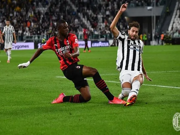 Pierre Kalulu masih berlatih dengan tim utama AC Milan, meski sang bek dilaporkan sudah sepakat untuk pindah ke Juventus musim panas ini / via AC Milan Official