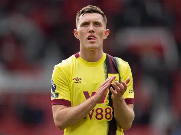 Menangkan Pelombaan Dara O'Shea, Bek Burnley Segera Merapat ke Brentford