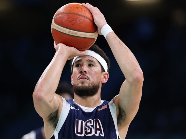 Devin Booker Sebut Bermain Bersama LeBron James Pengalaman Berbeda