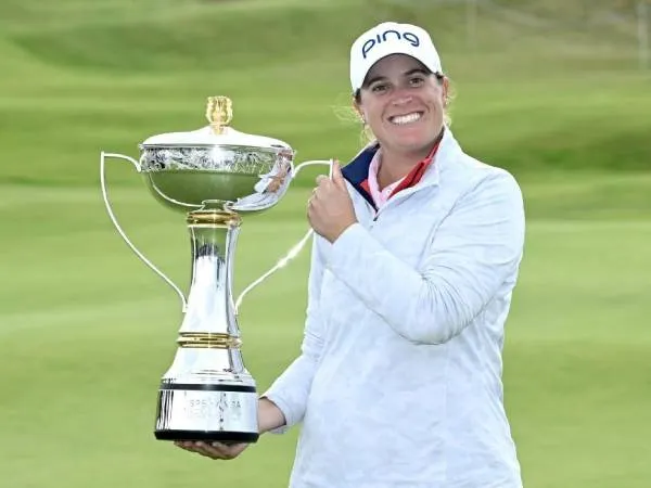 Lauren Coughlin berpose dengan trofi Women's Scottish Open. (Foto: Golf Digest)