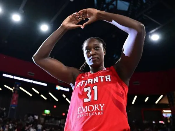 Tina Charles melakukan selebrasi setelah diumumkan menduduki peringkat kedua dalam daftar pencetak poin terbanyak dalam karier WNBA. (Foto: AP)