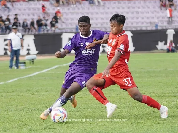 Pemain Malut United FC gunakan pita hitam kala menghadapi Persik Kediri