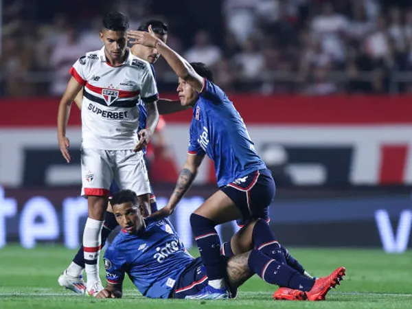 Kondisi Juan Izquierdo Kritis, Kompetisi Sepak Bola Uruguay Dihentikan