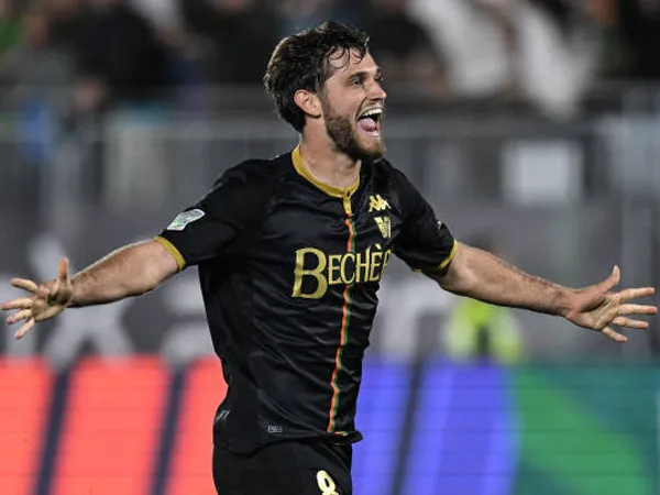 Olympique Lyonnais Resmi Rekrut Tanner Tessmann dari Venezia