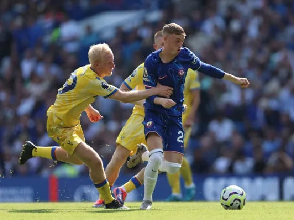 Will Hughes saat berduel dengan Cole Palmer