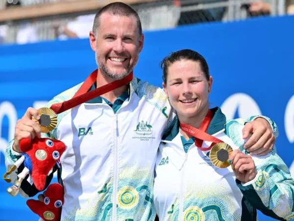 Nikki Ayers (kanan) dan Jed Altschwager merayakan emas Paralimpiade mereka setelah memenangi cabang dayung di nomor sculls ganda campuran PR3. (Foto: AP)
