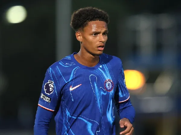 Pemain muda Chelsea, Omari Kellyman, harus menghabiskan waktu di pinggir lapangan